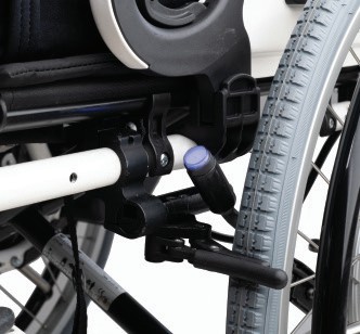 Hand pulling the D-ring quick release on the assist wheel
